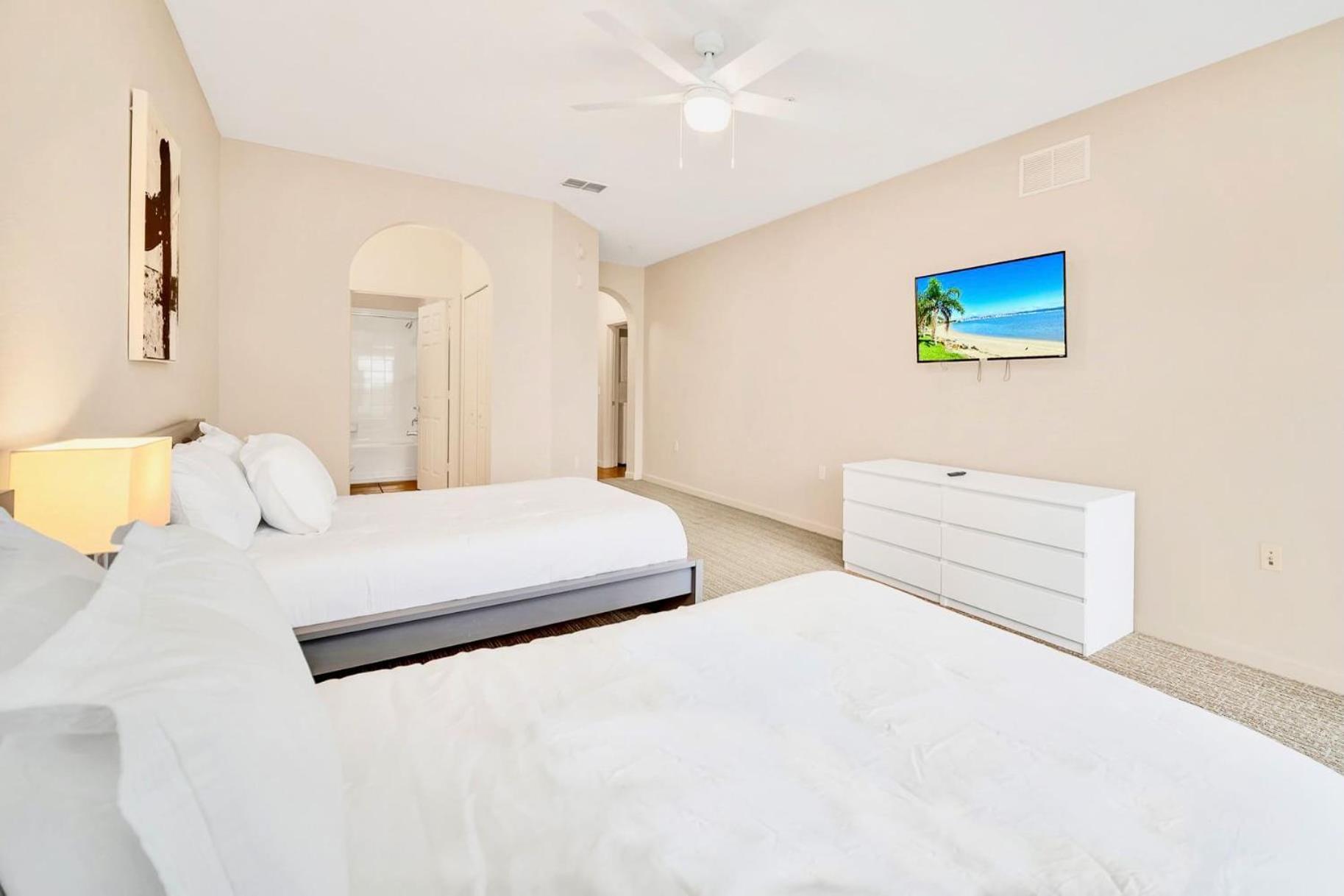 Holiday home 2br With Shared Pool & Hot Tub, Near Disney! Orlando