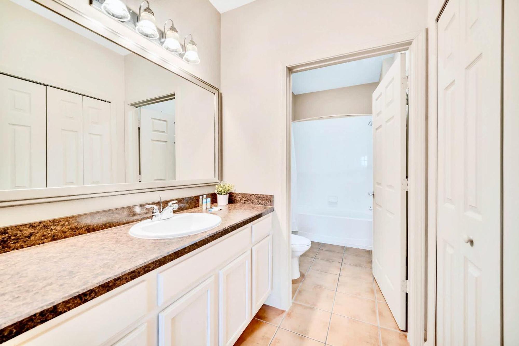 Holiday home 2br With Shared Pool & Hot Tub, Near Disney!