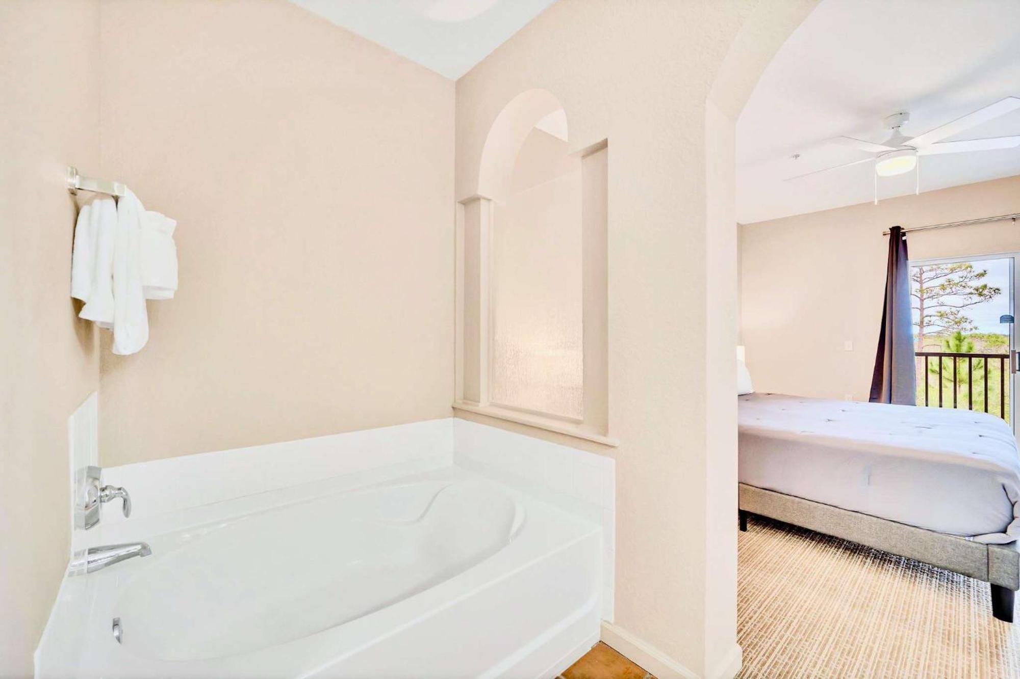 2br With Shared Pool & Hot Tub, Near Disney! Holiday home Orlando